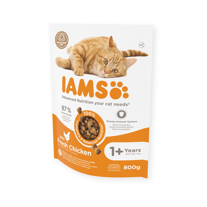 IAMS Dry Adult Cat Food Fresh Chicken 800g angled on white background