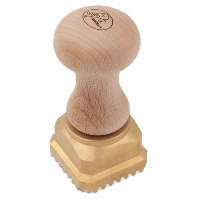 A square-shaped pasta stamp with a brass base and a wooden handle, 45 mm in size.