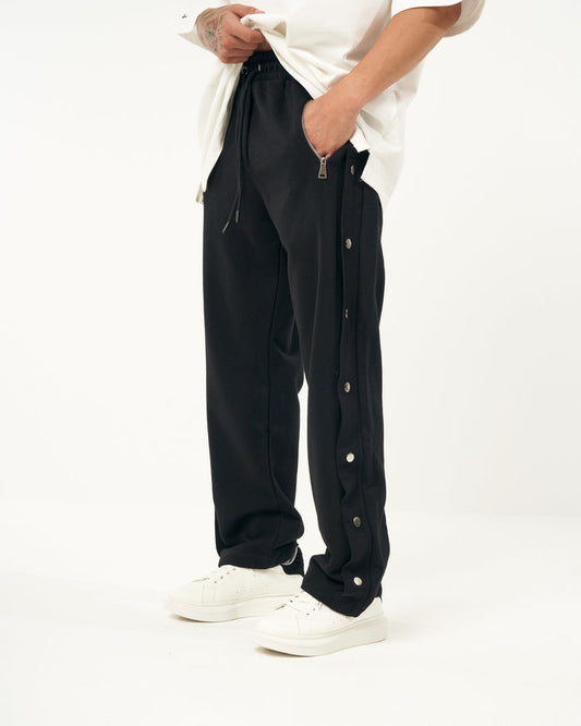 Martin Valen oversized black baggy jogger side view with zip pocket and visible press-stud side snaps
